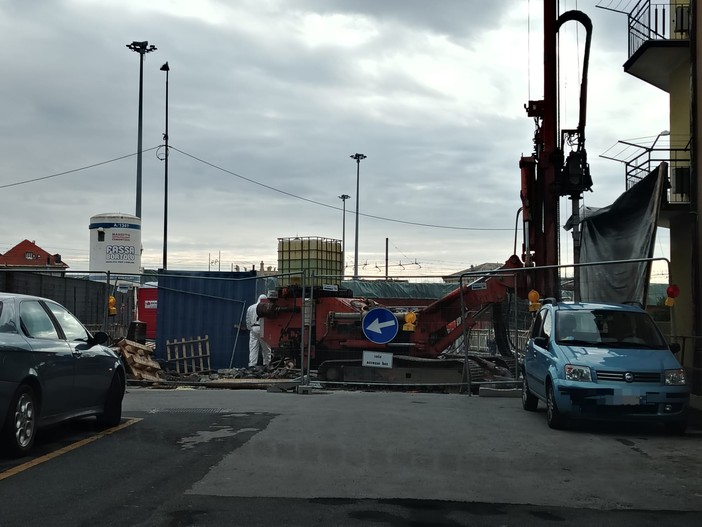 Savona, lavori di messa in sicurezza del Rio Molinero, tranciato un cavo elettrico