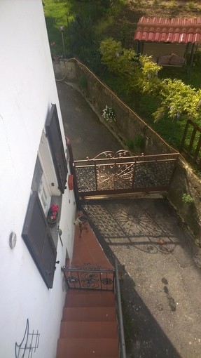 Rocchetta, entrano in una casa e rubano alcune armi custodite in una cassaforte Rocchetta, entrano in una casa e rubano alcune armi custodite in una cassaforte