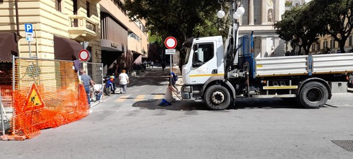 Savona, partono i lavori di pavimentazione del controviale in piazza Diaz, scatta il divieto di parcheggio Savona, partono i lavori di pavimentazione del controviale in piazza Diaz, scatta il divieto di parcheggio