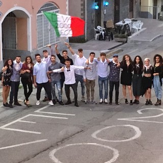 Dego, i giovani della leva 2000 festeggiano i 18 anni (FOTO) Dego, i giovani della leva 2000 festeggiano i 18 anni (FOTO)