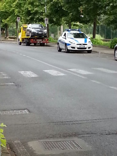 Ad Albenga lavaggio strade e scatta la rimozione forzata dei veicoli Ad Albenga lavaggio strade e scatta la rimozione forzata dei veicoli