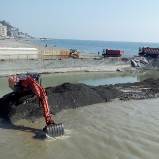 Il ripascimento delle spiagge di Varazze passa dal torrente Teiro