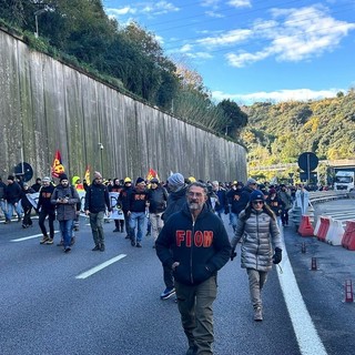 Lavoratori dell’ex Ilva entrano sulla A10, traffico in tilt