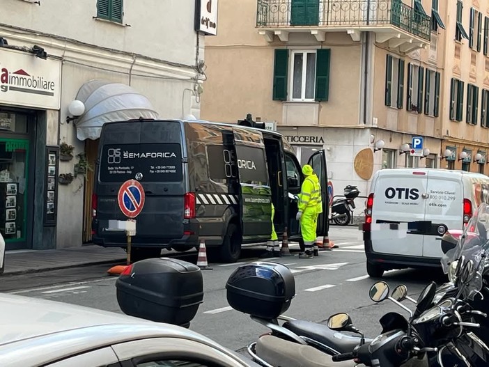 Savona, partiti i lavori di sostituzione dei semafori guasti di via Luigi Corsi