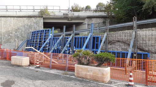 Carcare, lavori nei pressi dell'ex casello autostradale di Vispa: risanamento muri di contenimento e perimetrazione pista ciclopedonale (FOTO) Carcare, lavori nei pressi dell'ex casello autostradale di Vispa: risanamento muri di contenimento e perimetrazione pista ciclopedonale (FOTO)