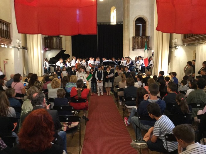 I Lions Club di Alassio consegnano la Bandiera Italiana e la Costituzione ai bimbi delle elementari alassine