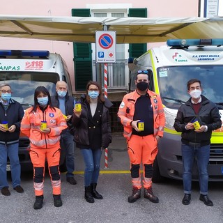 Lions Club Alassio &quot;Baia del Sole&quot; consegna i &quot;Barattoli d’ Emergenza&quot; alla Croce Bianca di Laigueglia