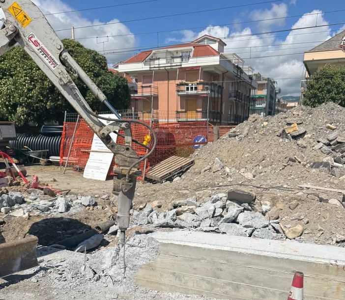 Loano, retromarcia sul restringimento della passeggiata: dopo le segnalazioni demolito il cordolo Loano, retromarcia sul restringimento della passeggiata: dopo le segnalazioni demolito il cordolo
