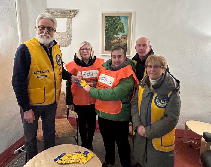 Il Lions Club Valbormida a sostegno della Caritas di Cairo Montenotte: donati 500 euro Il Lions Club Valbormida a sostegno della Caritas di Cairo Montenotte: donati 500 euro