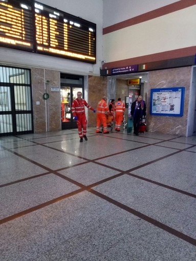 In viaggio per Lourdes bloccati dallo sciopero dei treni: pellegrini disabili aiutati dai volontari savonesi (FOTO)