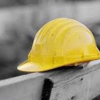 Paura a Borgio Verezzi: cade una gru in un cantiere e trancia alcuni cavi, fortunatamente nessun ferito