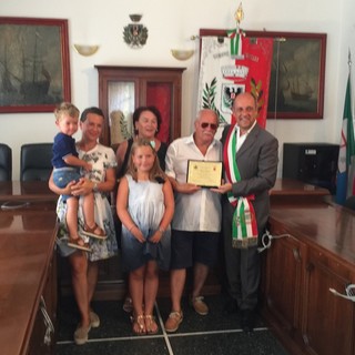 In vacanza da 55 anni a Laigueglia, il sindaco consegna un riconoscimento al signor Conrad