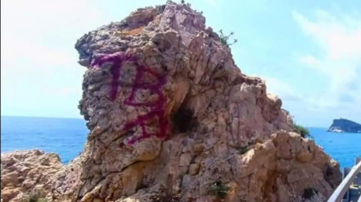 Turbata la pace del "Leone" di Capo Noli. Lo scoglio imbrattato con la vernice