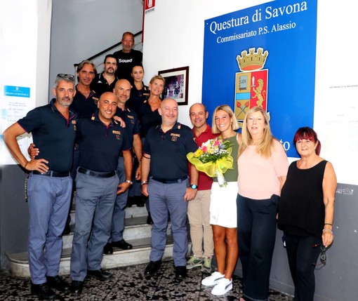 Alassio, Luminosa Bogliolo festeggiata al commissariato di polizia di viale Hanbury Alassio, Luminosa Bogliolo festeggiata al commissariato di polizia di viale Hanbury