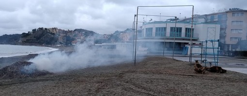 Albissola, bruciano il legname in spiaggia ma il forte vento spinge il fumo nel centro storico: la rabbia dei cittadini