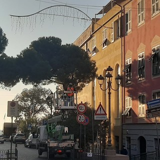 Celle, posizionate le luminarie natalizie: tutto pronto anche per il presepe dei Ferrari