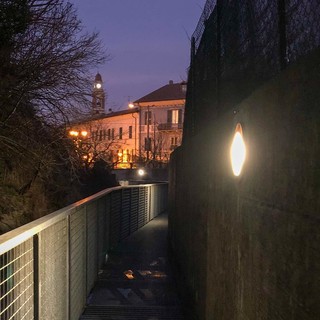 Cairo, ripristinata l'illuminazione lungo la passerella pedonale di accesso al parcheggio dei lavatoi (FOTO)