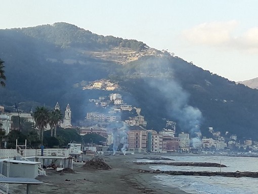 Laigueglia continua a bruciare i detriti sulle spiagge: la protesta dei cittadini corre su Facebook