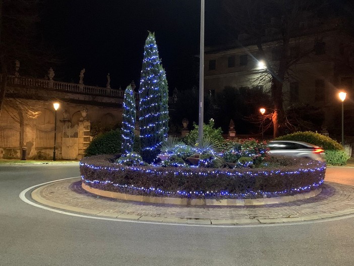 Albisola, le rotatorie si illuminano per Natale grazie alle installazioni della protezione civile