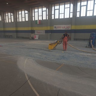 Cairo, il Palazzetto dello Sport cambia veste: iniziati i lavori di rifacimento del fondo Cairo, il Palazzetto dello Sport cambia veste: iniziati i lavori di rifacimento del fondo