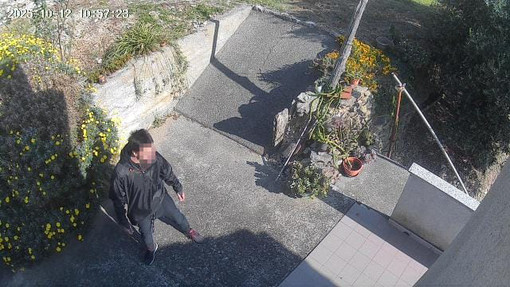 Uomo sulla trentina si aggira tra le villette di Magliolo e Tovo: l'allarme corre sui social