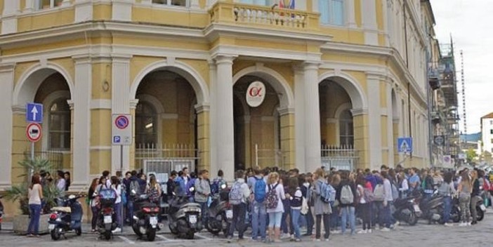 Primi risultati delle maturità al liceo Chiabrera dove non mancano i 100 e lode