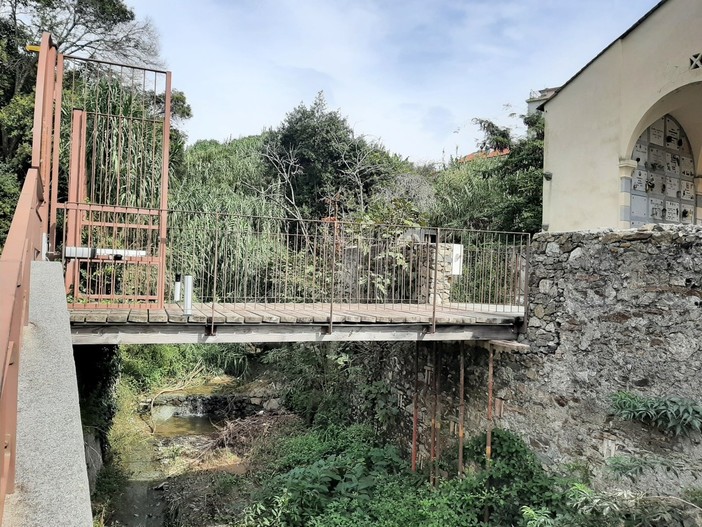Albissola, danni alla struttura della passerella di accesso al cimitero: avviata la ricostruzione (FOTO) Albissola, danni alla struttura della passerella di accesso al cimitero: avviata la ricostruzione (FOTO)