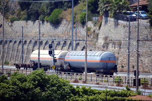 Lieve ritardo nelle operazioni di travaso della cisterna: circolazione ferroviaria interrotta tra Ventimiglia e Bordighera