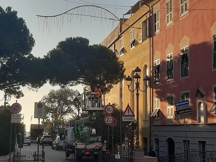 Celle, posizionate le luminarie natalizie: tutto pronto anche per il presepe dei Ferrari Celle, posizionate le luminarie natalizie: tutto pronto anche per il presepe dei Ferrari