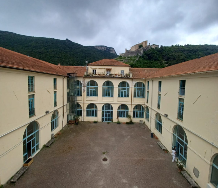 Duplice omicidio-suicido a Finale, il cordoglio del liceo Issel per Mattia: "Ricorderemo tutto di te" Duplice omicidio-suicido a Finale, il cordoglio del liceo Issel per Mattia: "Ricorderemo tutto di te"