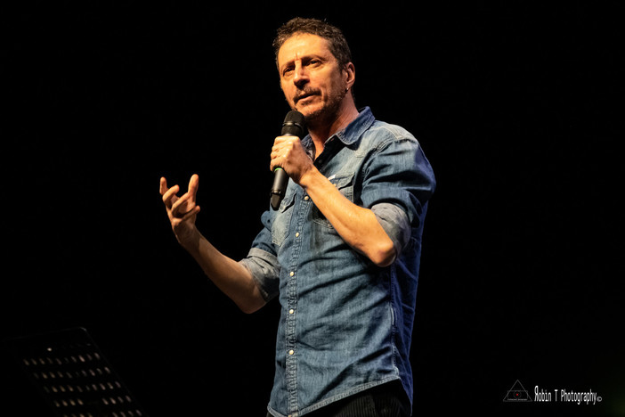Luca Bizzarri ospite a Radio Onda Ligure 101, presenterà il nuovo spettacolo teatrale "Non Hanno un Amico"