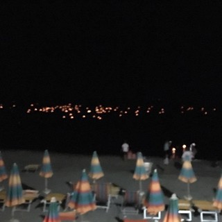 Alassio: migliaia di lumini in mare per celebrare Sant'Anna a Borgo Barusso