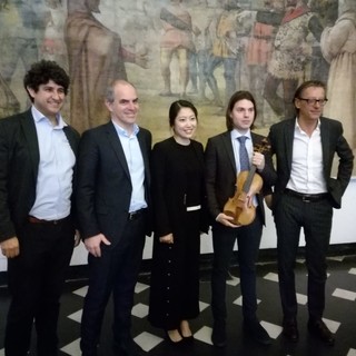 Albenga: il liutaio Davide Castiglia dona un violino al liceo musicale ingauno