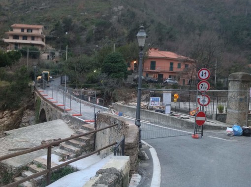 New Jersey sul ponte Beguda a Cisano Sul Neva in attesa del parere della Sovrintendenza. Lunedì riapre al transito