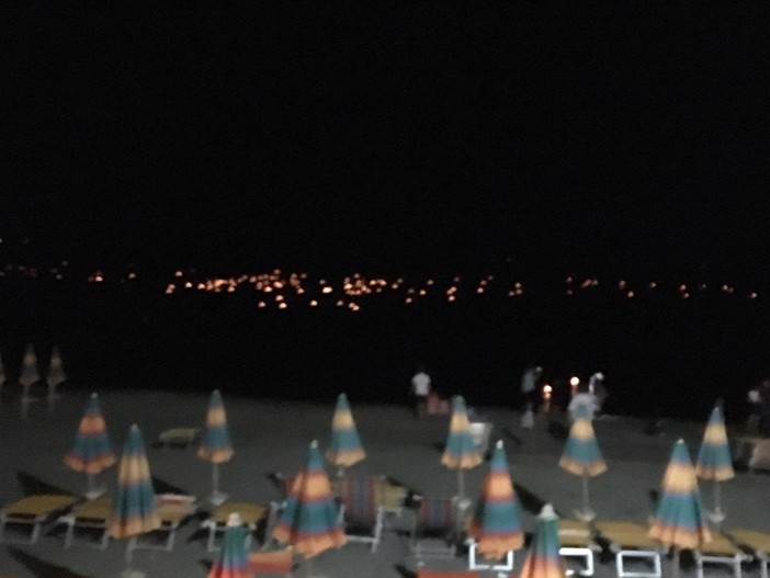 Alassio: migliaia di lumini in mare per celebrare Sant'Anna a Borgo Barusso