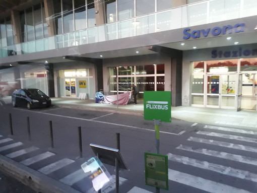 Savona, &quot;letto notturno&quot; proprio davanti all'ingresso della stazione