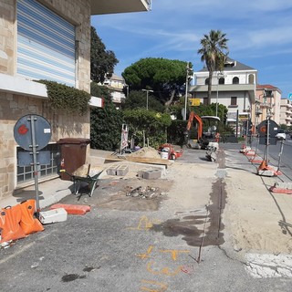 Albissola, si sposterà la fermata degli autobus di Piazza S. Benedetto. Il vicesindaco: "Si risolverà un problema di sicurezza per i pedoni" Albissola, si sposterà la fermata degli autobus di Piazza S. Benedetto. Il vicesindaco: "Si risolverà un problema di sicurezza per i pedoni"