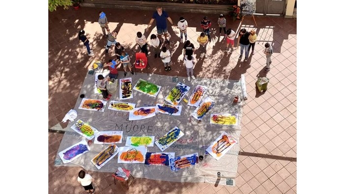 “Cento quadri per Albenga” volge al termine, l’artista Sergio Giusto: “La violenza si combatte con la gentilezza e la bellezza" (FOTO)