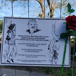Savona, con un cartello ironico e una rosa rossa un misterioso nostalgico ricorda i tempi d'oro del Lady Moon Savona, con un cartello ironico e una rosa rossa un misterioso nostalgico ricorda i tempi d'oro del Lady Moon