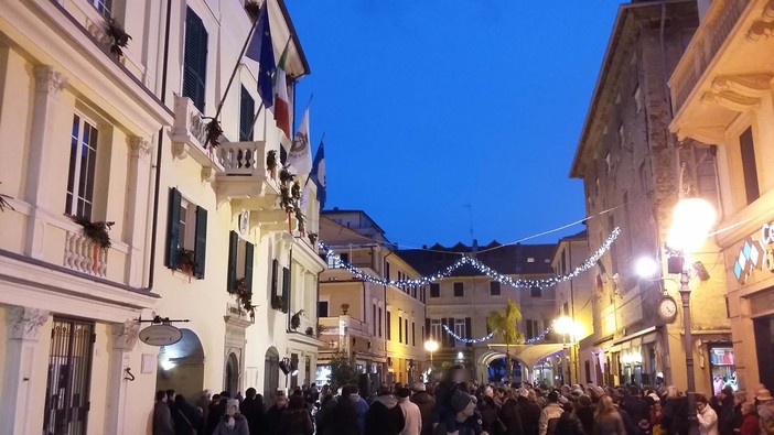 Pietra accende il Natale con le luminarie e il grande albero in piazza San Nicolò