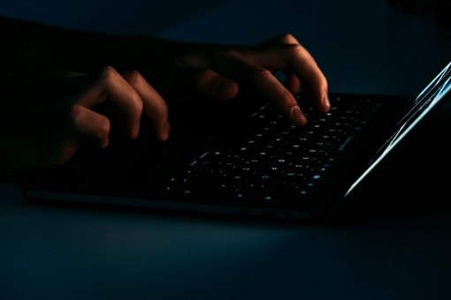 Quando le truffe informatiche prendono di mira la filiera portuale e commerciale