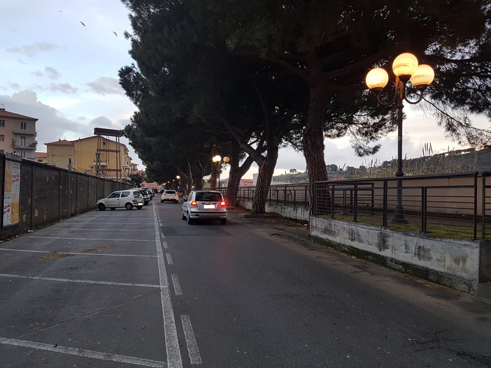 Parcheggi "discussi" sul lungocenta ad Albenga. E piovono le multe Parcheggi "discussi" sul lungocenta ad Albenga. E piovono le multe