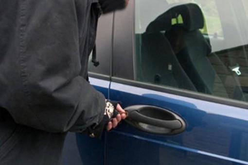 Altare: apre un'auto, ma viene colto sul fatto. La proprietaria: "Le urla di mio suocero hanno messo in fuga il ladro" Altare: apre un'auto, ma viene colto sul fatto. La proprietaria: "Le urla di mio suocero hanno messo in fuga il ladro"