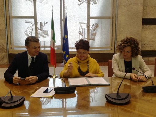 Aree di crisi complessa del savonese: l'assessore Rixi firma l'accordo di programma al Mise con il viceministro Bellanova Aree di crisi complessa del savonese: l'assessore Rixi firma l'accordo di programma al Mise con il viceministro Bellanova