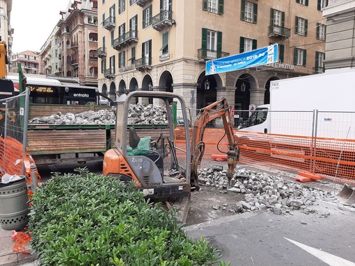 Savona, intervento di riqualificazione di Piazza Mameli: ruspa al lavoro (FOTO)