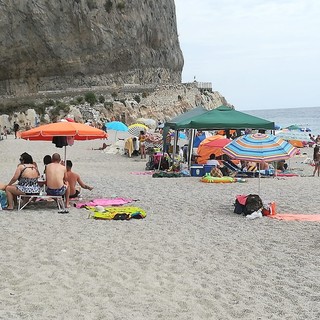 Finale Ligure, spiagge libere occupate dal turismo 'low-cost' (FOTO)