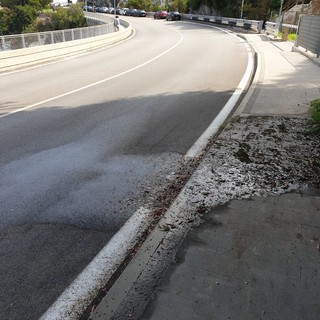 Bergeggi, asfalto viscido fa cadere i motociclisti: al lavoro i tecnici dell'acquedotto (FOTO e VIDEO)