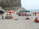 Finale Ligure, spiagge libere occupate dal turismo 'low-cost' (FOTO)