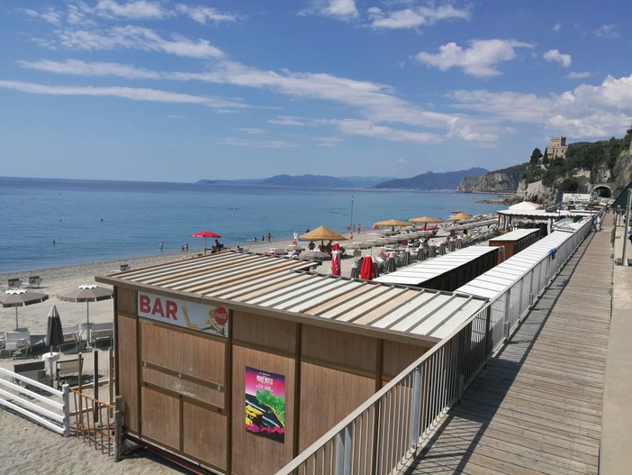 Danneggiamenti e furti notturni: le spiagge del levante finalese e di Varigotti prese di mira dai vandali