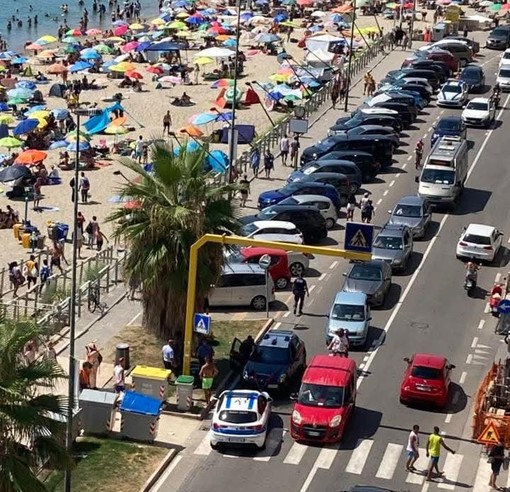 Litigi sulle spiagge in via Nizza tra stranieri e alle Fornaci tra venditori abusivi: intervento delle forze dell'ordine